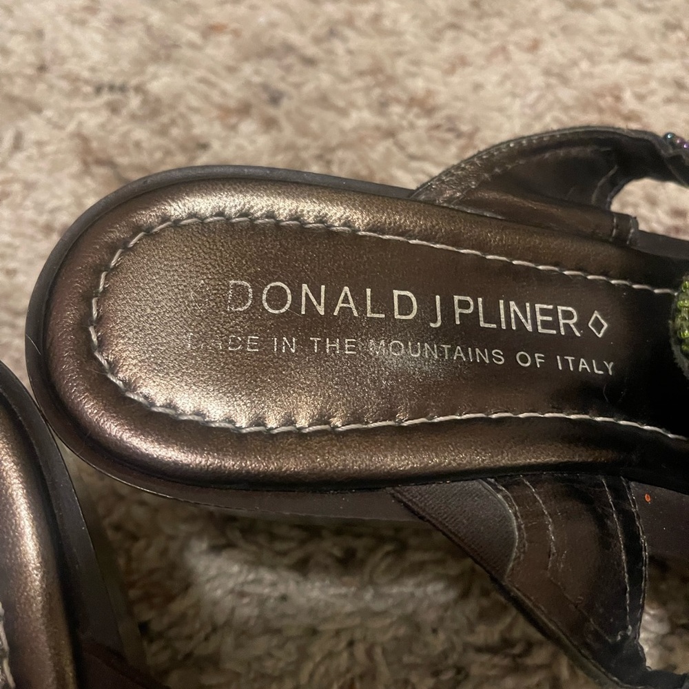 Rare Donald J Pliner Sandals. Turquoise stones & embellished w/ beads. Size 9 - Picture 3 of 3